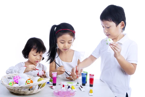 Crianças pintando ovos de Páscoa — Fotografia de Stock