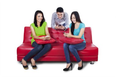 cep telefonu kullaranarak gençler