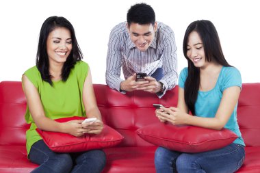 SMS tipik üç genç