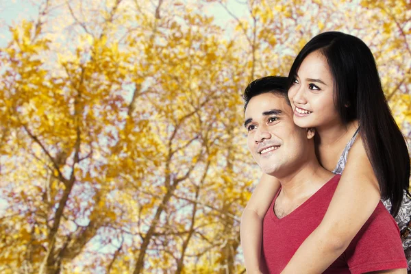 Pareja en el parque de otoño — Foto de Stock