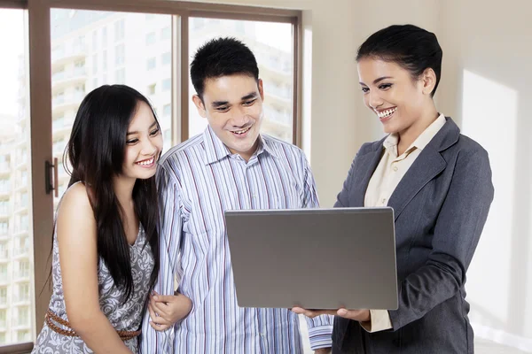 Estate agent with young couple — Stock Photo, Image