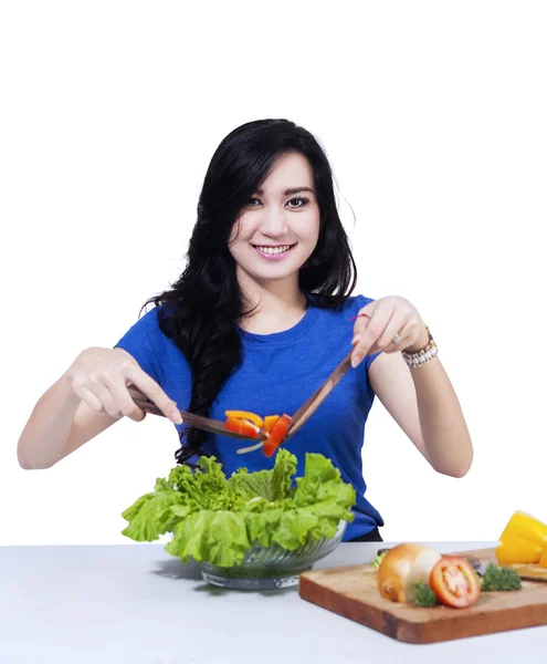Frau macht Salat — Stockfoto