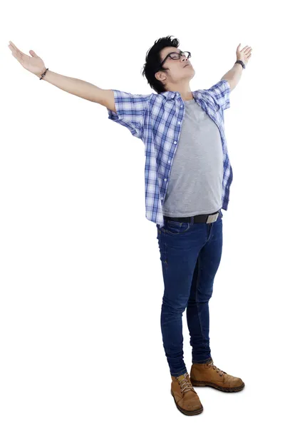 Νεαρός άνδρας με υψωμένα τα χέρια — Φωτογραφία Αρχείου