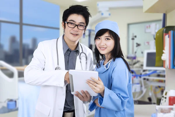 Jonge medisch team in ziekenhuis — Stockfoto