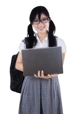 güzel Asyalı öğrenci holding laptop