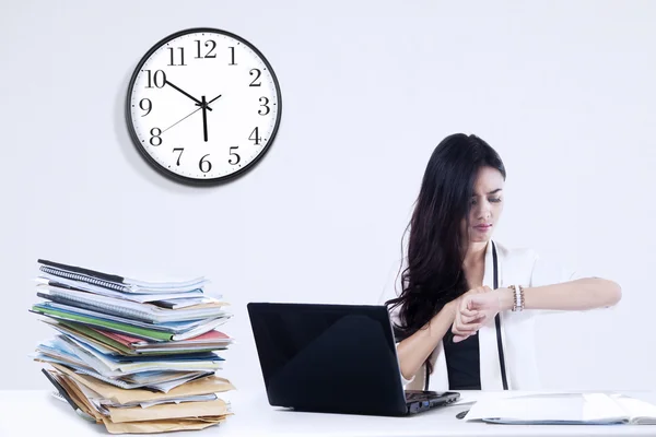 Aburrida mujer de negocios mirando reloj — Foto de Stock