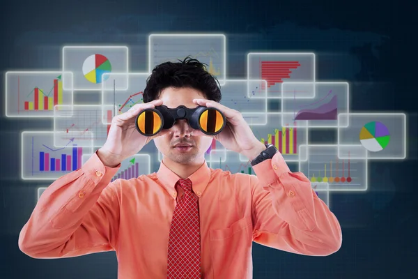 Empresario que usa prismáticos para encontrar beneficios empresariales —  Fotos de Stock
