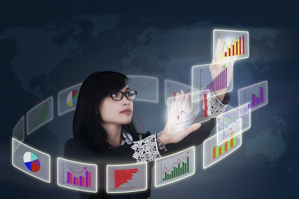 Een zakenvrouw analyseert zakelijke grafiek — Stockfoto