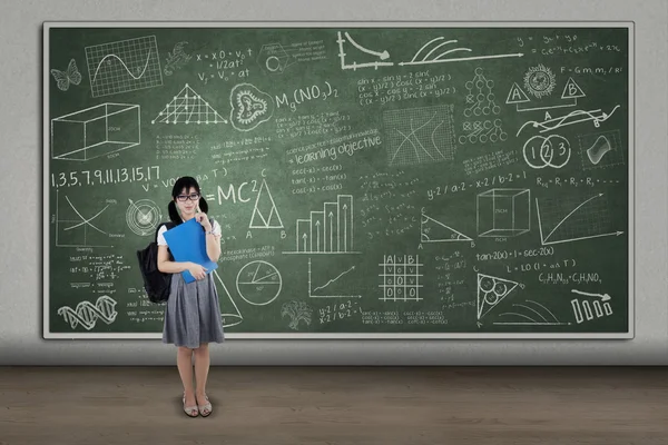 Linda estudiante femenina en clase — Foto de Stock