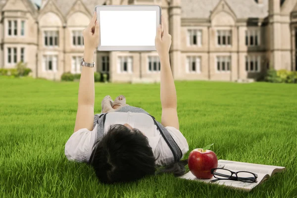 Студентка с цифровым планшетом под открытым небом — стоковое фото