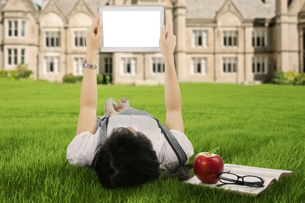 Vrouwelijke student met behulp van een digitale tablet buiten — Stockfoto