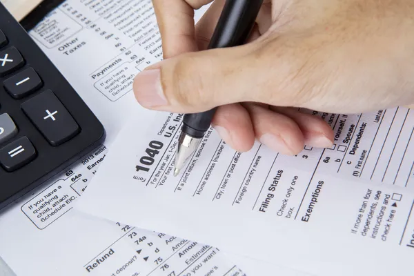 Filling 1040 tax form — Stock Photo, Image