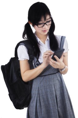 bir öğrencinin cep telefonuna mesaj atıyor