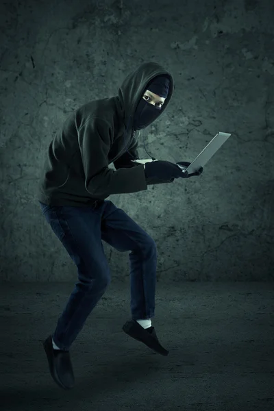 Hacker stjeler en notatbok. – stockfoto