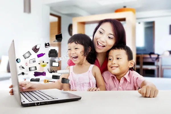 Felice famiglia asiatica shopping online — Foto Stock