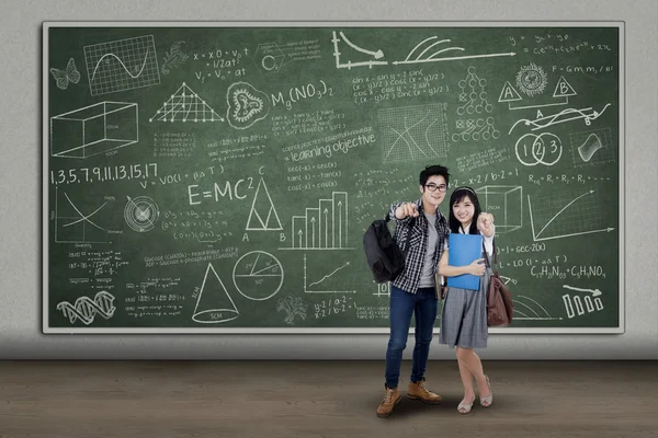 Estudiantes felices apuntando a la cámara — Foto de Stock