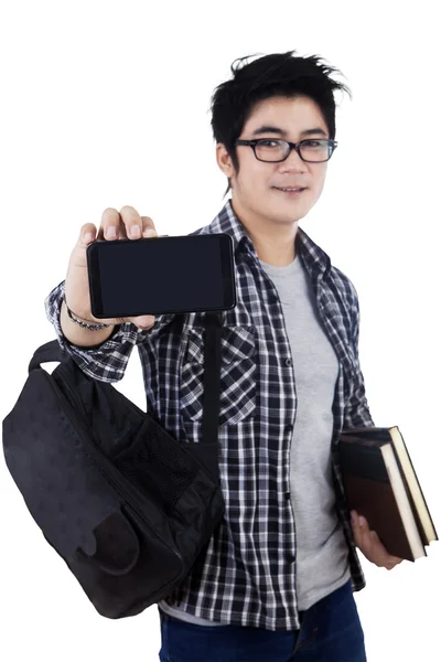 Estudiante masculino mostrando móvil — Foto de Stock