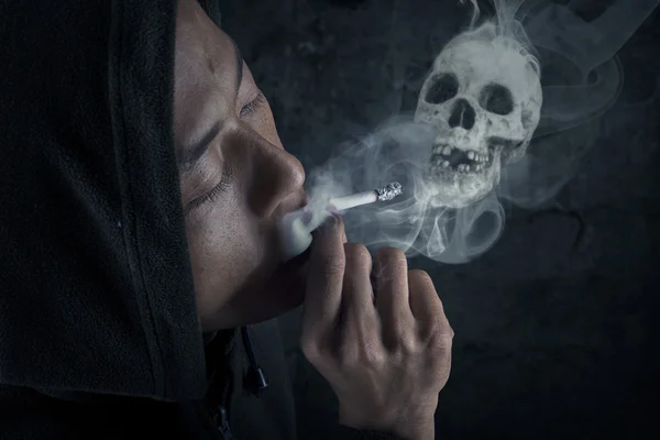 Un hombre fumando cigarrillo — Foto de Stock