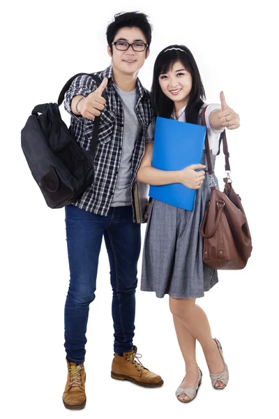 Retrato de estudiantes universitarios mostrando pulgares hacia arriba — Foto de Stock