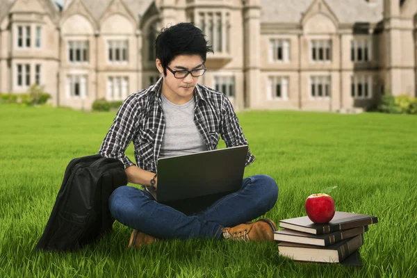 Estudiante serio estudiando al aire libre —  Fotos de Stock