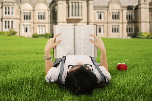一名学生读一本书户外 — 图库照片