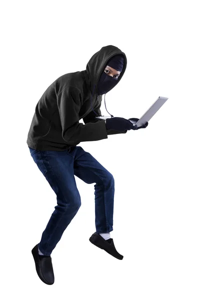 Um ladrão está a roubar um computador portátil. — Fotografia de Stock