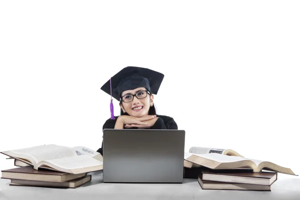 Baccalauréat réfléchi en chapeau de graduation — Photo