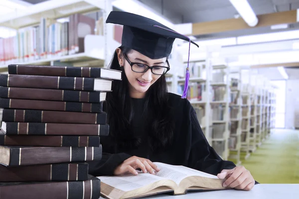 Estudante ler livros na biblioteca — Fotografia de Stock