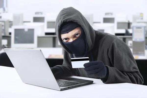 Hacker stealing credit card numbers — Stock Photo, Image