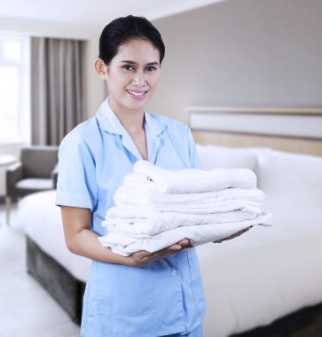 Temizlikçi kadın otel odasında