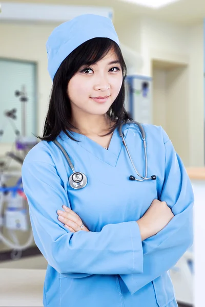 Aantrekkelijke vrouwelijke chirurg — Stockfoto