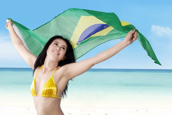 Mujer atractiva sosteniendo bandera de Brasil — Foto de Stock