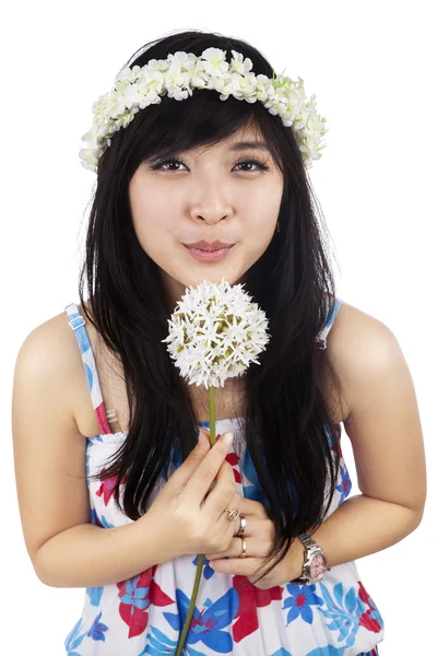 Schöne Frau bläst Blume isoliert — Stockfoto