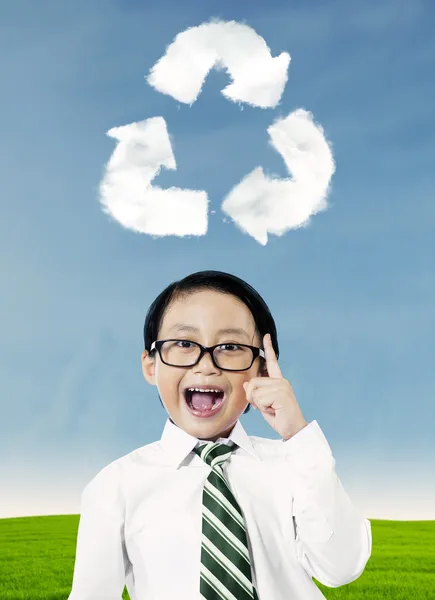 Мальчик с символом вторичной переработки — стоковое фото