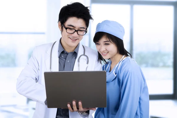 Doctors team using computer — Stock Photo, Image