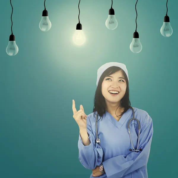 Vrouwelijke chirurg krijgen oplossing — Stockfoto