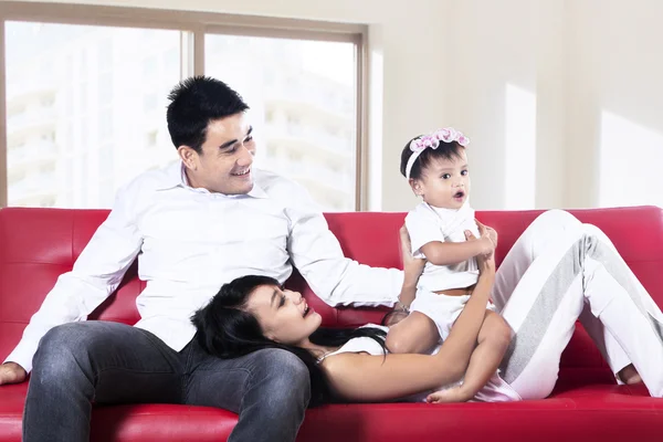 Gelukkige familie spelen op sofa — Stockfoto