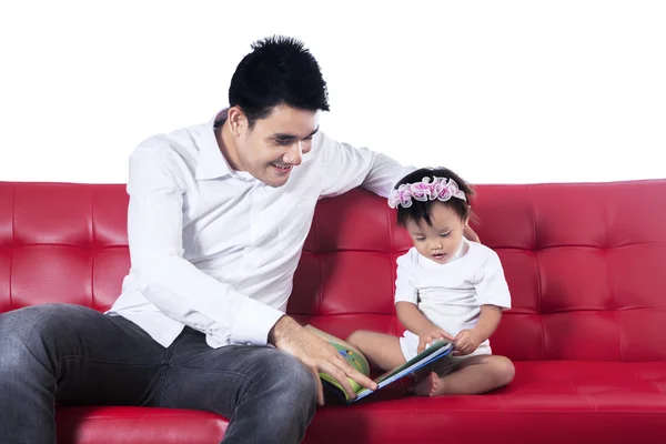 Heureux livre d'histoire de lecture familiale sur canapé — Photo