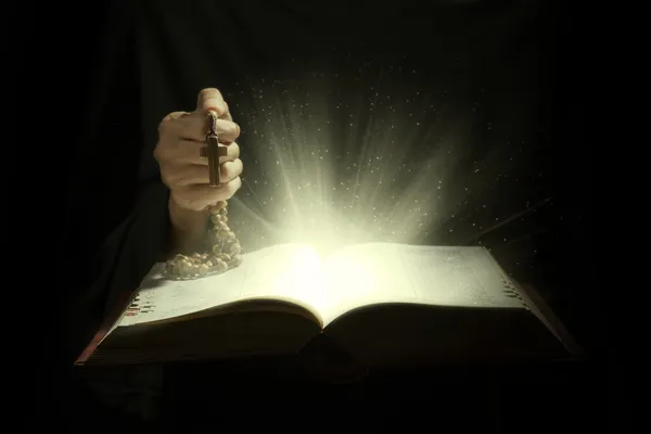 Magical rays of holy bible — Stock Photo, Image