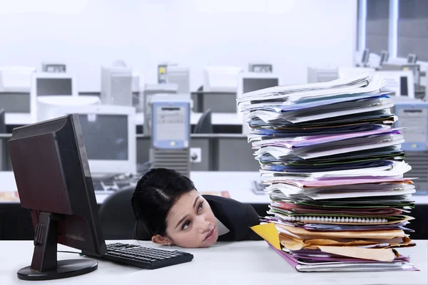 Mujer de negocios con exceso de trabajo — Foto de Stock