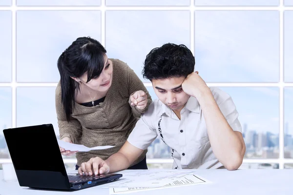 Jonge vrouw berispen haar man — Stockfoto