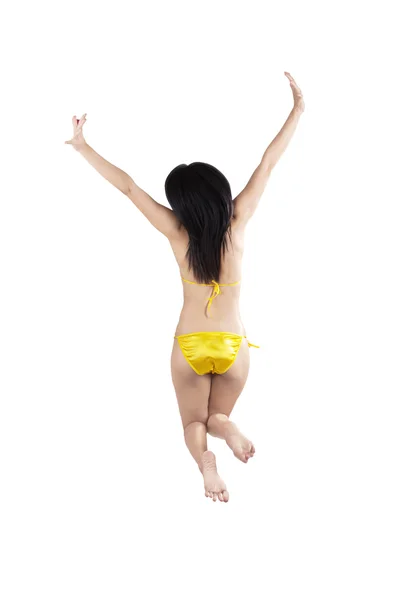 Aantrekkelijke vrouw in bikini springen — Stockfoto