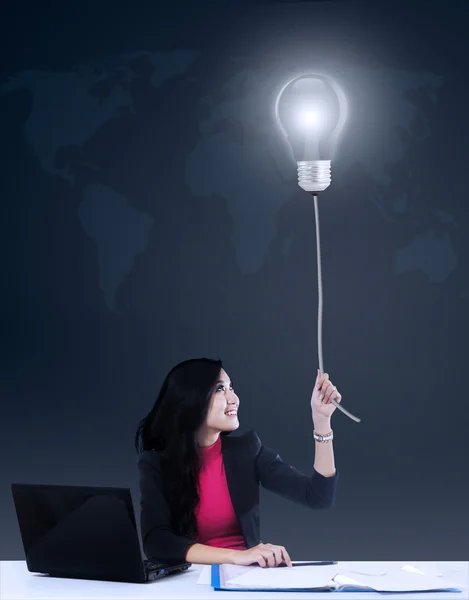 Empresaria teniendo una idea brillante — Foto de Stock