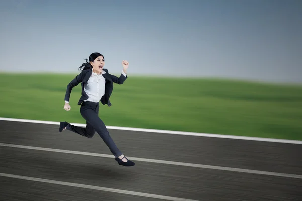 Zakenvrouw run - buiten — Stockfoto