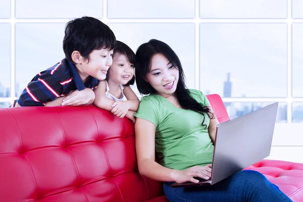 Азиатская семья просматривает интернет — стоковое фото