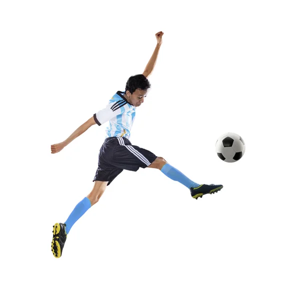 Fotboll spelare sparkar bollen isolerade — Stockfoto