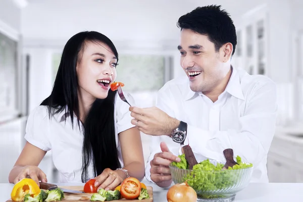 Счастливая пара делает салат — стоковое фото