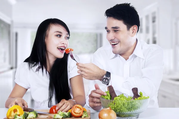 Pareja feliz haciendo ensalada —  Fotos de Stock