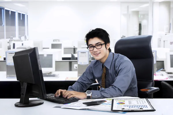 Asiatique homme d'affaires travaillant au bureau — Photo