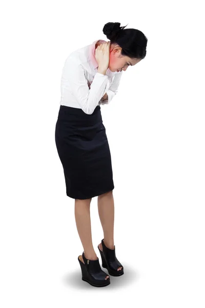 Affärskvinna lider av nacksmärta — Stockfoto